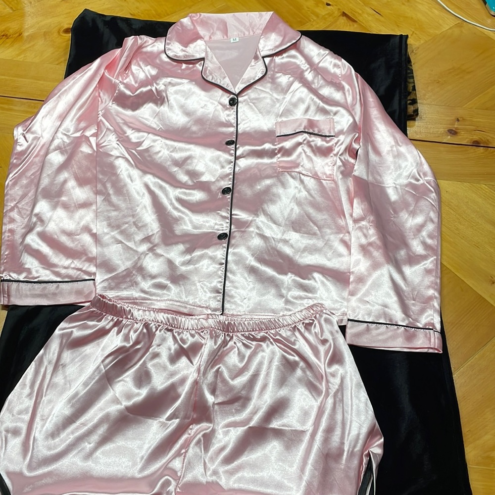 long sleeve & short PJ set. Pink w black trim. silky, smooth, pajama set! NH7